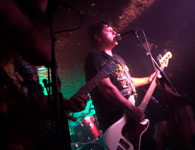El punk rock de Flema incendió la Plaza Real