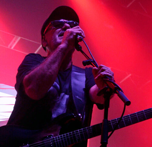 Las Pelotas y Cruzando el Charco: dos generaciones del rock argentino conquistan Razzmatazz