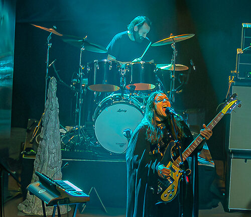 Hällas y Komodor desatan la magia del rock setentero y progresivo en Bilbao